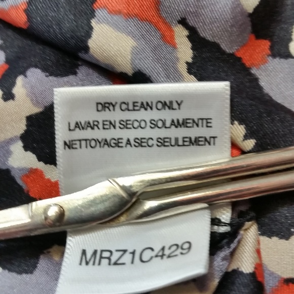 BCBGMAXAZRIA Womens 100% Silk Blouse size Small - Picture 7 of 7